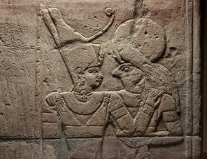 Firavun Taharqa tarafından Nubia'da Kawa'da inşa edilen Amun Tapınağı'nın avlusunda dikilen bir türbe üzerinde kabartma, 25. Hanedan, Geç Dönem, MÖ 690-64, 107896 kumtaşı detayı